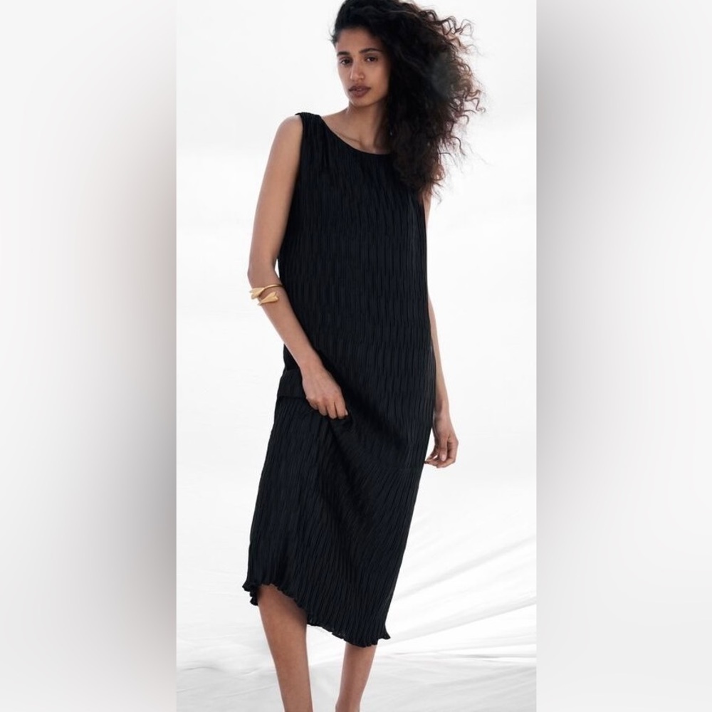 Zara pleated midi sleeveless round neck blk dress medium